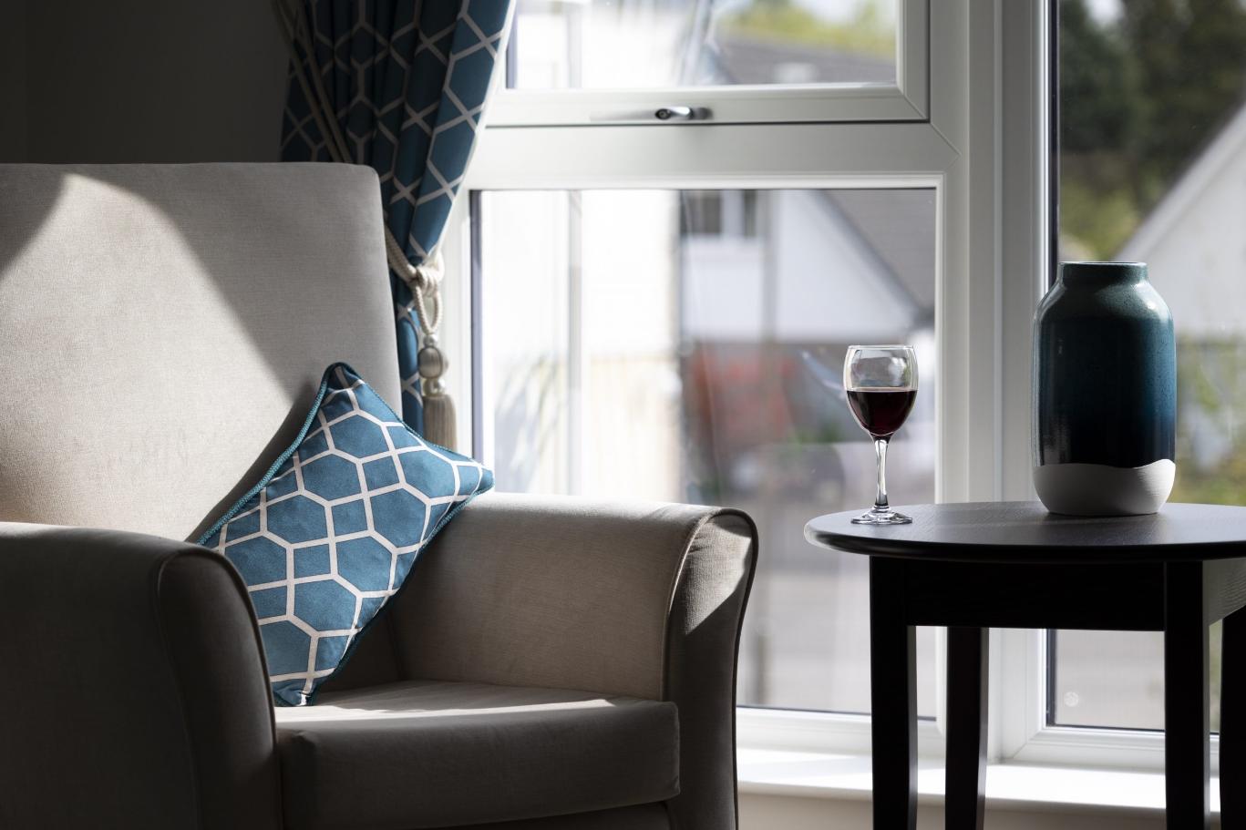 roselea-court-care-home-seating-with-wine