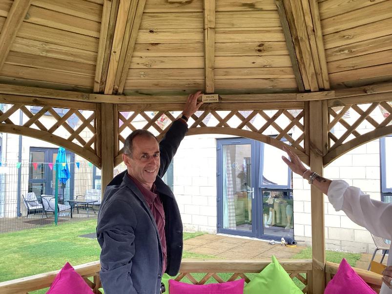 Pete-In-Bandstand-Pointing-Tom-Plaque